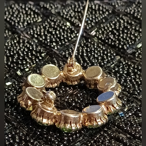 Vintage rhinestone 10 stone light green wreath shaped brooch. - Picture 6 of 13